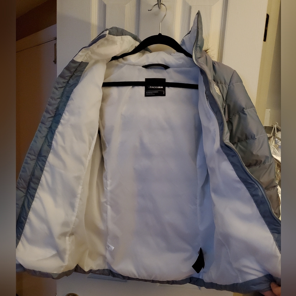 The North Face Women's Light Blue Puffer Coat with Faux Fur Hood - Picture 4 of 8